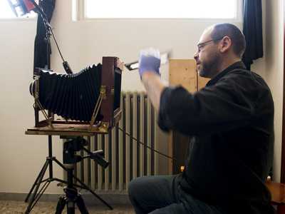Francesco usa grosse macchine fotografiche di fine 800 in legno e con soffietto, nelle quali al posto della pellicola vengono inseriti supporti quali il vetro e il metallo, sui quali dopo la fase dello sviluppo e del fissaggio, appaiono soggetti ammantati da un insolito fascino